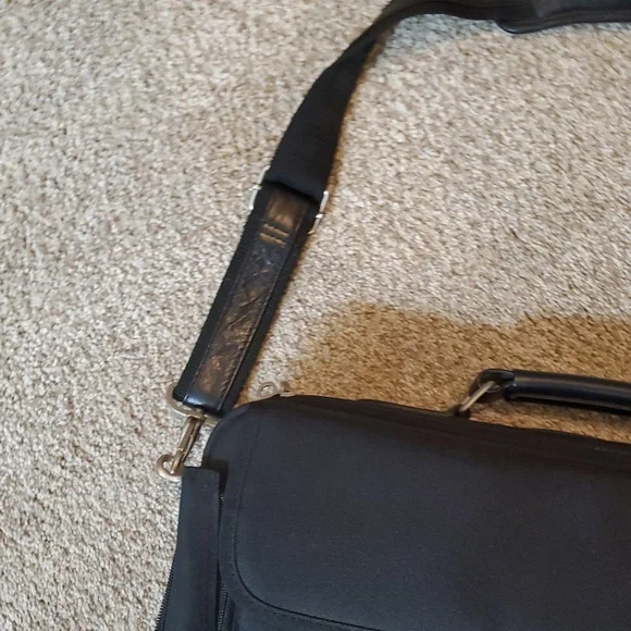 Like New Targus Laptop Messenger Bag, Black - Picture 3 of 11